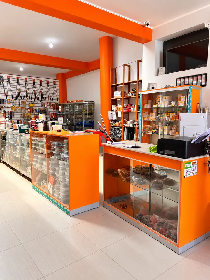 Punto de venta de Ferretería Patricia con mostradores y herramientas